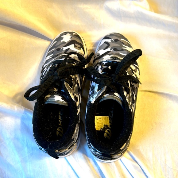 Heelys camo print youth size 4 - Picture 6 of 6